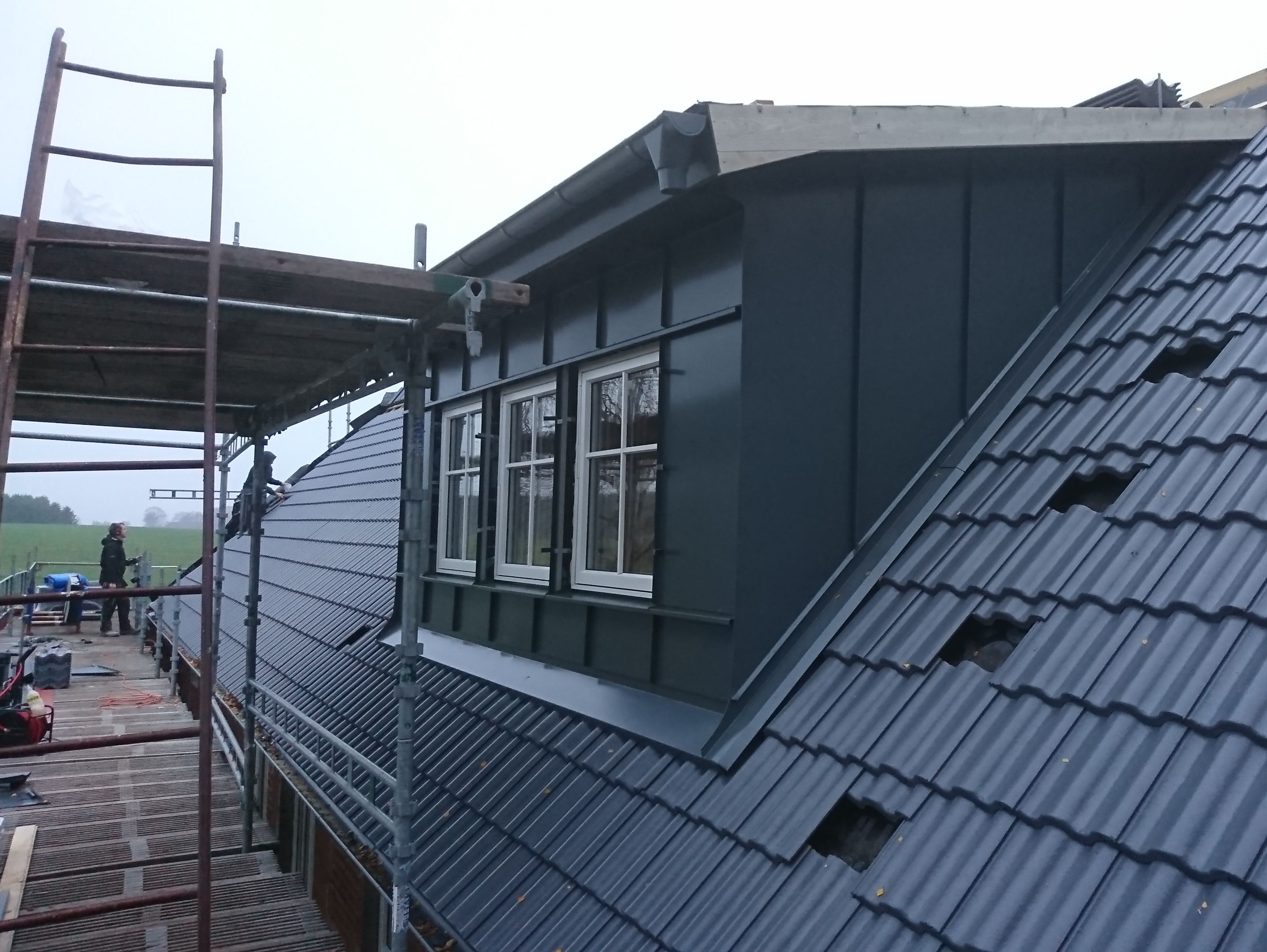 svart hus med svart plåttak 